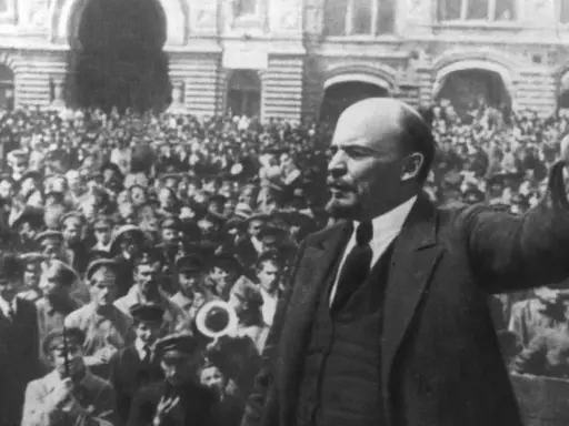 Lenin spricht zu einer jubelnden Menge in Russland, ein entscheidender Moment der Oktoberrevolution.