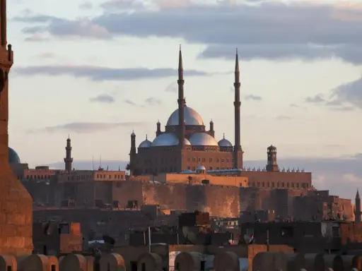 Die Zitadelle von Saladin in Kairo, ein Zeugnis der reichen Kairo Geschichte, mit der Moschee von Muhammad Ali im Abendlicht.