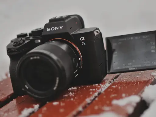 Sony a7s 3 na zimowej ławce, gotowy do uchwycenia zimowych krajobrazów.