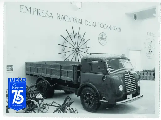Camión Pegaso de la Empresa Nacional de Autocamiones, con el logo de IVECO y la celebración del 75 aniversario.