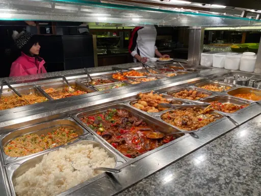 En buffé med asiatisk mat, perfekt för en semestermåltid. Läs gärna våra holiday restaurang & bar recensioner för tips!