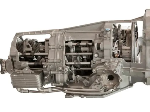 Caja de cambios manual en corte, mostrando engranajes y ejes. Ideal para consultar el precio de reparar caja de cambios manual.