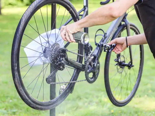 Czyszczenie napędu roweru specjalnym preparatem. Warto wiedzieć, czym czyścić rower, by służył długo.