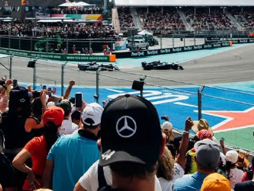 Aficionados vibran con la carrera de F1 Miami, capturando cada momento. ¡Consulta los f1 miami horarios para no perderte la acción!