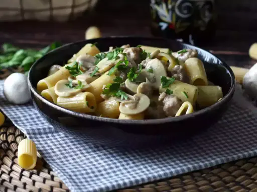Pasta funghi e salsiccia: ricetta cremosa e segreti infallibili