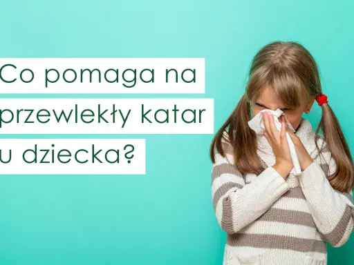 Dziewczynka z chusteczką w dłoniach, jakby czytała wierszyk Jana Brzechwy o katarze. Co pomaga na przewlekły katar u dziecka?