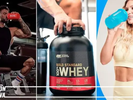 Hombres y mujeres consumiendo proteína antes o después de entrenar. Un hombre bebe de un shaker, otro sostiene un bote de proteína, y una mujer bebe de un shaker azul.