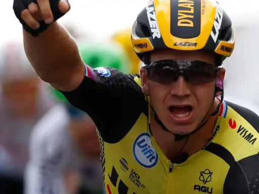 Dylan Groenewegen jubelt nach einem Sieg, sein Arm ist erhoben, sein Mund weit geöffnet.