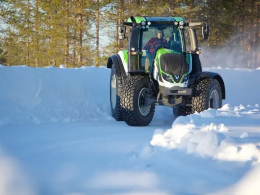 Ciągnik 4x4: Jak dobrać opony, by nie zniszczyć napędu?