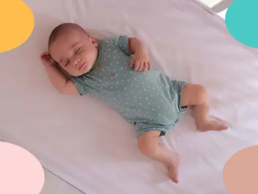 Bebé durmiendo plácidamente en su cuna, quizás porque mi bebé de repente duerme mucho.