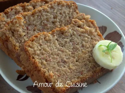 Tranches de gâteau banane moelleux, garnies d'une rondelle de banane et d'une feuille de menthe. Un délice fait maison.