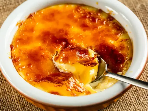 Crème brûlée, un dessert iconique dont l'origine remonte au XVIIe siècle, avec sa croûte caramélisée craquante et sa crème onctueuse.