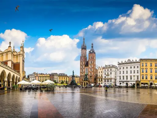 Krakowski Rynek Główny, jeden z największych rynków w Polsce, z Sukiennicami i Kościołem Mariackim.