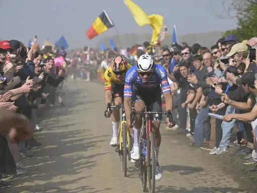 Zwei Radprofis kämpfen auf staubiger Strecke, umringt von jubelnden Fans. Die Spannung steigt, doch die Frage nach fairem Wettkampf und Doping im Radsport bleibt.
