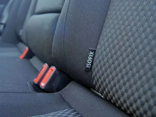 Etiqueta "ISOFIX" en el asiento de un coche, indicando que se puede poner isofix a un coche para mayor seguridad infantil.