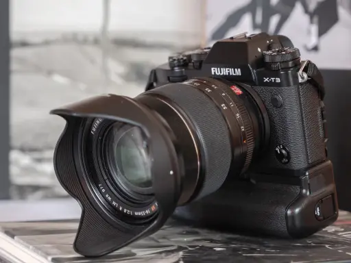 Cámara Fujifilm X-T3 con lente XF 16-55mm f/2.8. Lista para capturar momentos.