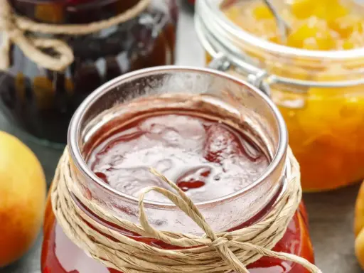 Frisch eingemachte Marmelade: Gläser mit roter und gelber Fruchtzubereitung, perfekt zum **gelee selber machen**.