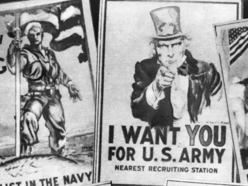 Rekrutierungsplakate aus dem Epochenjahr 1917: "Follow the Flag" mit Matrose, "I Want You for U.S. Army" mit Uncle Sam und weitere patriotische Aufrufe.