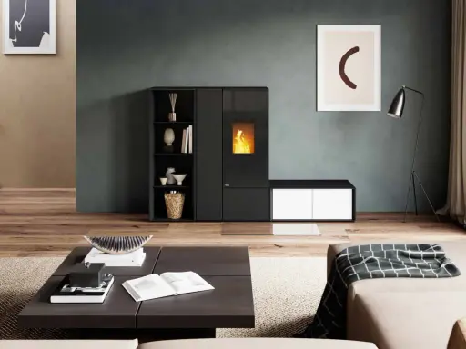 Un salon moderne avec un poêle à granulés convection naturelle, des étagères, un canapé et une table basse.