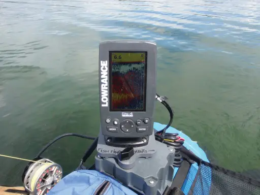 Branchement sondeur Lowrance sur un bateau, affichant une carte de pêche. La sonde est connectée, prête pour la pêche.