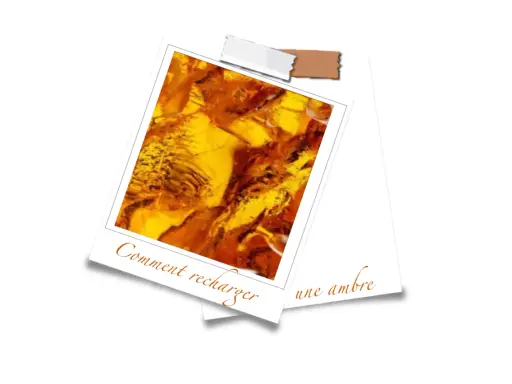 Gros plan sur une pièce d'ambre aux reflets dorés et orangés, sur fond blanc.