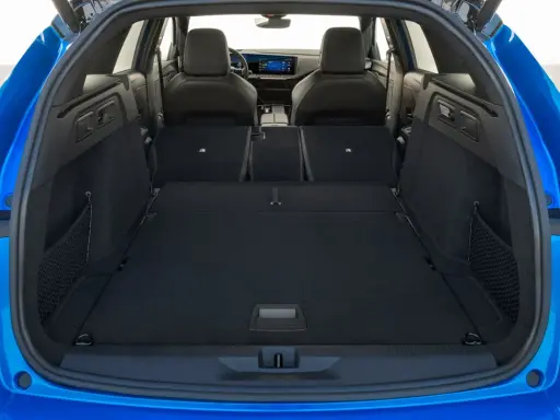 Maletero Opel Astra azul, listo para cargar equipaje o compras. Amplio espacio interior con asientos abatibles.