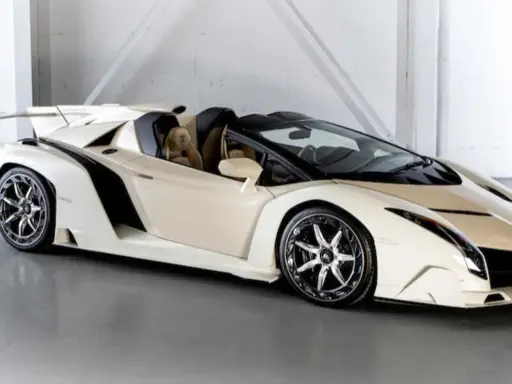Un elegante coche veneno blanco descapotable, con asientos de cuero beige y llantas cromadas, listo para la velocidad.