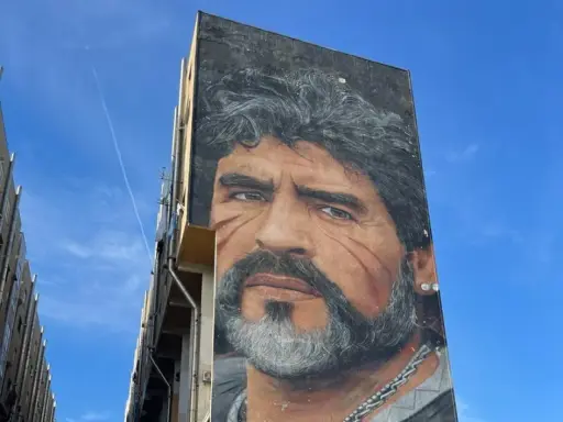 Un imponente murales di Maradona domina un palazzo a Napoli, un omaggio al Pibe de Oro.