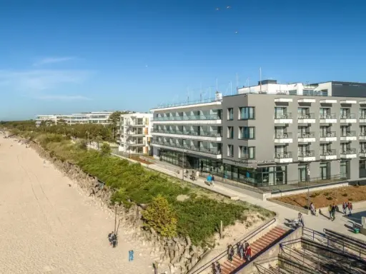 Nowoczesny hotel nad morzem, idealny pomysł na wyjazd urodzinowy. Piękna plaża, czyste powietrze i widok na Bałtyk.