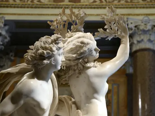 Le Bernin : Apollon et Daphné, la nymphe se transformant en laurier pour échapper à l'amour du dieu.