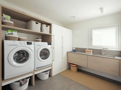 Progetto bagno con lavanderia: lavatrice, asciugatrice, lavabo e armadi. Soluzione funzionale e moderna.