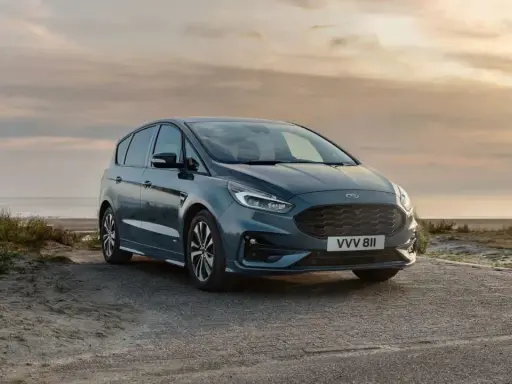 Ford S-Max gris aparcado en la playa al atardecer. Las medidas del Ford S-Max son ideales para escapadas familiares.