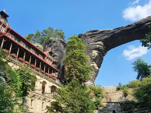 Hotel Sokolí hnízdo przy Pravčická brána, imponującym skalnym łuku.