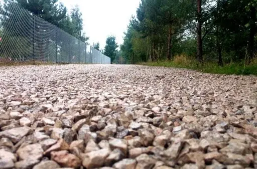 Jak obliczyć żwir na podjazd? Oszczędź i zbuduj trwale!