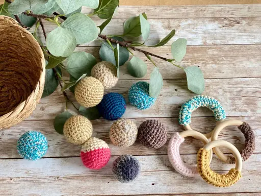Hermosos sonajeros y mordedores de crochet para bebes, hechos a mano con hilos de algodón y aros de madera.