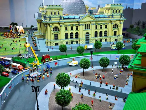Miniaturowy Berlin z klocków: Reichstag, Mur Berliński i tłumy ludzi. Wspaniałe berlin atrakcje dla dzieci do odkrycia!