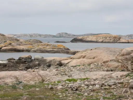 Klippiga öar och skär i havet, där tjurpannan leder vägen genom det karga landskapet.