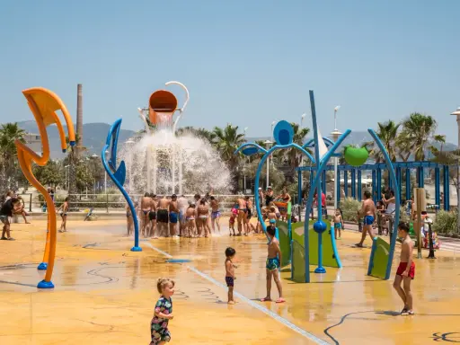 Wasserspaß für die ganze Familie in Malaga mit Kindern. Ein bunter Wasserspielplatz mit Rutschen und Spritzdüsen.