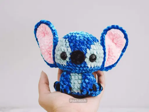 Amigurumi de Stitch con orejas rosas, ¡un adorable **stitch amigurumi patron gratis en español** para tejer!