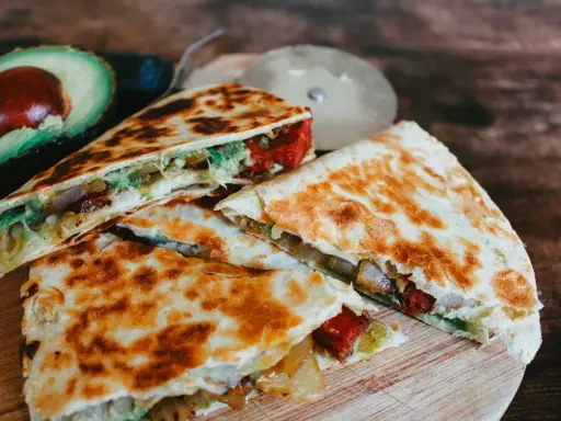 Krispiga quesadillas med avokado och fyllning, perfekt som supergod fredagsmat.