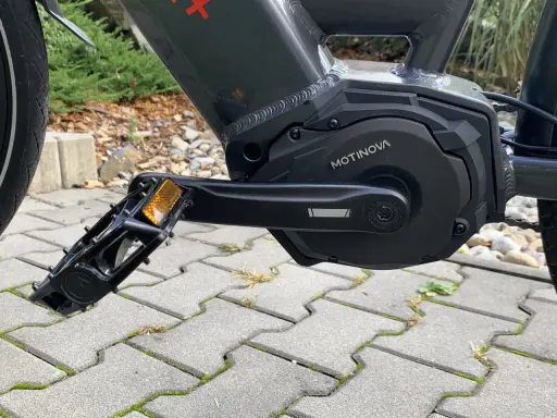 Silnik w kole roweru elektrycznego Motinova, gotowy do jazdy po kostce brukowej.