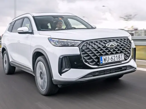 Biały Chery Tiggo 8 w ruchu drogowym. Sprawdź atrakcyjną chery tiggo 8 cena i wybierz swój nowy SUV.