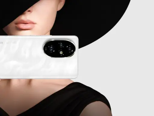 Primo piano di un telefono Honor bianco con un'elegante donna sullo sfondo, che evoca un effetto ritratto foto.