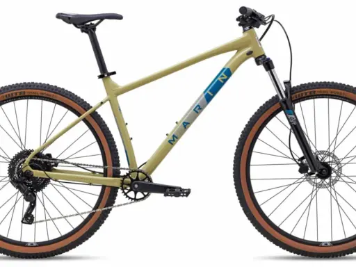 Beżowy rower trailowy Marin z brązowymi oponami WTB Trail Boss gotowy na podbój górskich ścieżek.