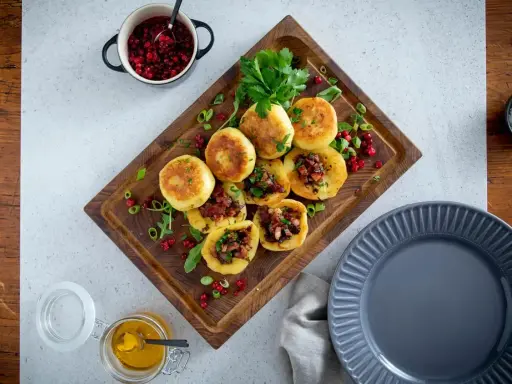Kroppkakor recept: Gyllene kroppkakor fyllda med fläsk och serverade med lingon. En klassisk svensk rätt.