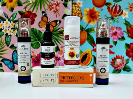 Kremy z filtrem SPF 30 i SPF 50, olejek z pestek malin i krem ochronny z dwutlenkiem tytanu na tle tropikalnych kwiatów i motyli.