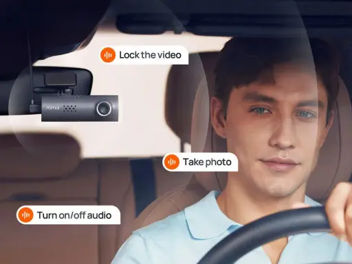 Kierowca korzysta z 70mai komendy głosowe: "Lock the video", "Take photo", "Turn on/off audio".