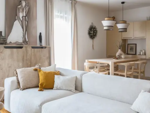 Jasny salon z sofą, stołem i krzesłami w stylu modern organic.