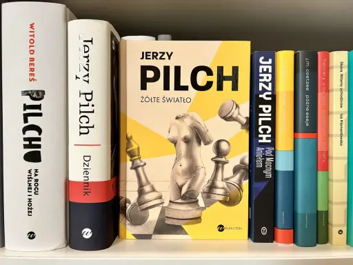 Książki Jerzego Pilcha, w tym "Żółte światło" z motywem szachowym i rzeźbą, przypominają o bezpowrotnie utraconej leworęczności.