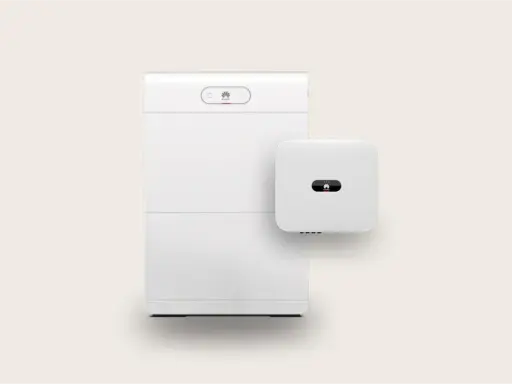 Två vita enheter, en stor batterienhet och en mindre växelriktare, från Huawei SUN2000-serien står bredvid varandra mot en ljus bakgrund.